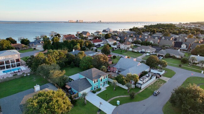 Building Photo - Stunning Home w/access to Santa Rosa Sound Available Now