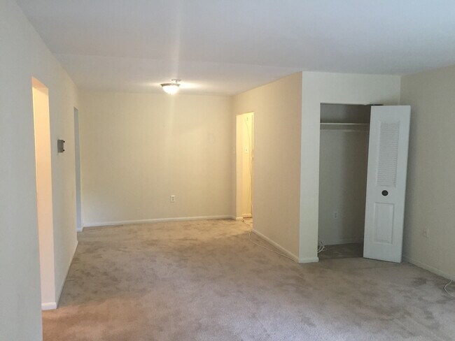 Foto del edificio - A large efficiency condo apartment located in the West Spring Condominium complex located next to...