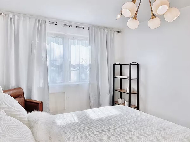 Foto del edificio - Furnished room/NOT APARTMENT