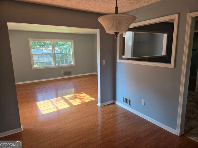 Building Photo - 1387 Town Country Dr SE