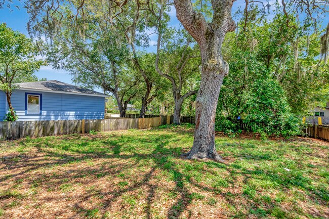 Building Photo - 1485 Hamlet Ave