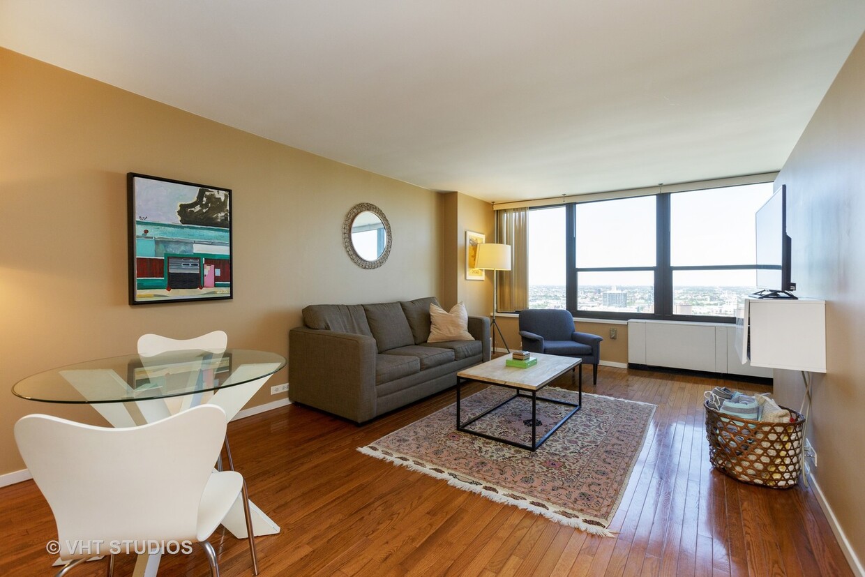 Foto principal - 1560 N Sandburg Terrace