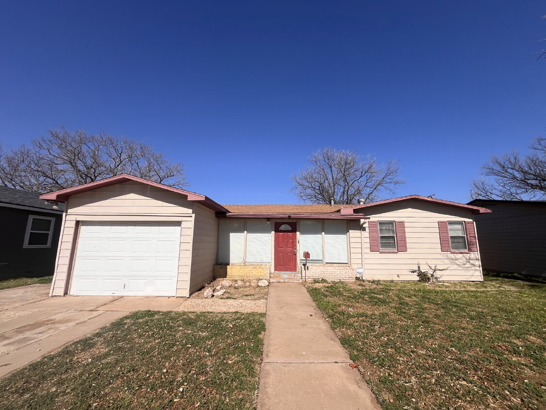 Foto principal - Cute 3 bedroom home with large backyard