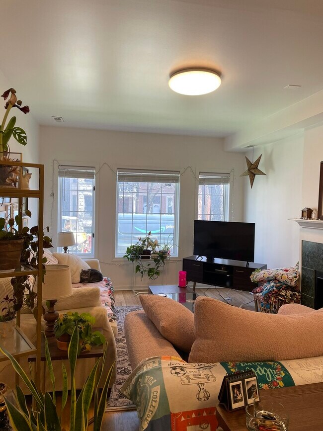 Foto del edificio - 1534 N Claremont Ave