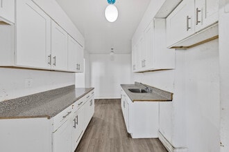 Building Photo - 65 Thorncliffe Park Dr