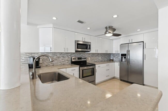 Building Photo - 3580 S Ocean Blvd