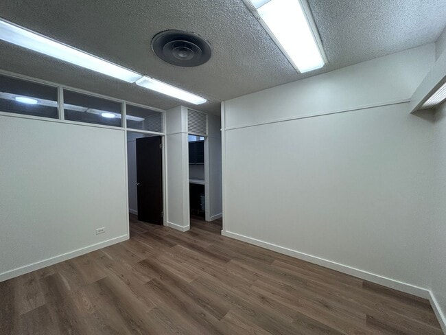 Building Photo - Prime Office Space for Rent in the Kaimuki Professional Building