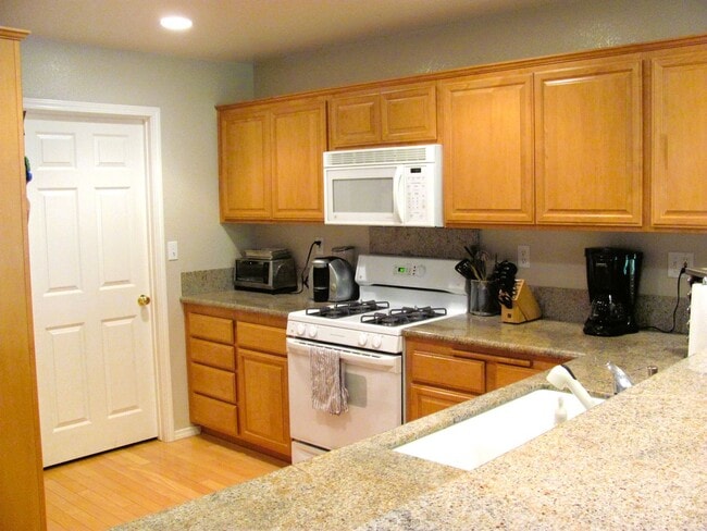 Building Photo - Spacious Home in Gated Community