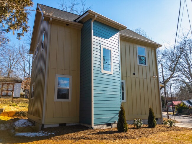 Building Photo - 82 Allen St