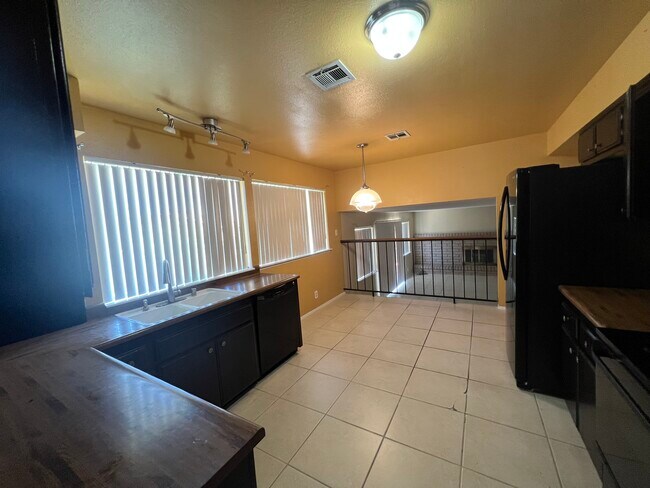Building Photo - 5940 Yorba Ct