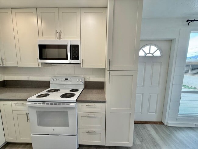 Building Photo - Partially Renovated 2 Bedroom / 1 Bathroom Cottage in Kahului!