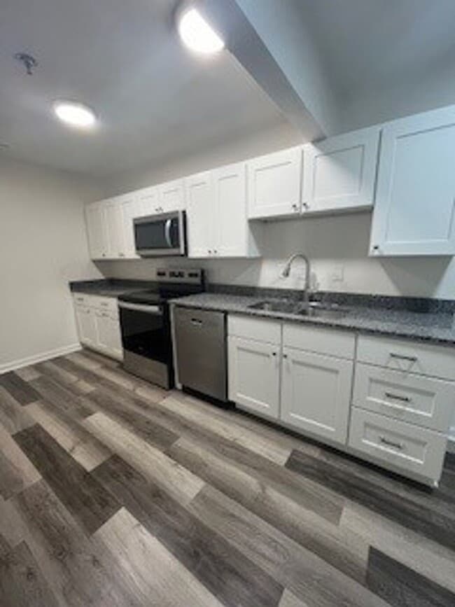 Foto del edificio - $1180 for Newly Renovated 1 bedroom in a 4...