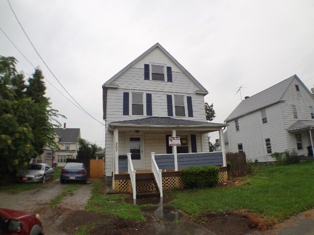 Foto del edificio - Spacious home just minutes from lake Erie ...