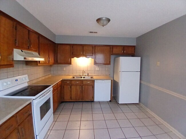 Foto del edificio - Spacious Home on Quiet Street - Open To Section 8