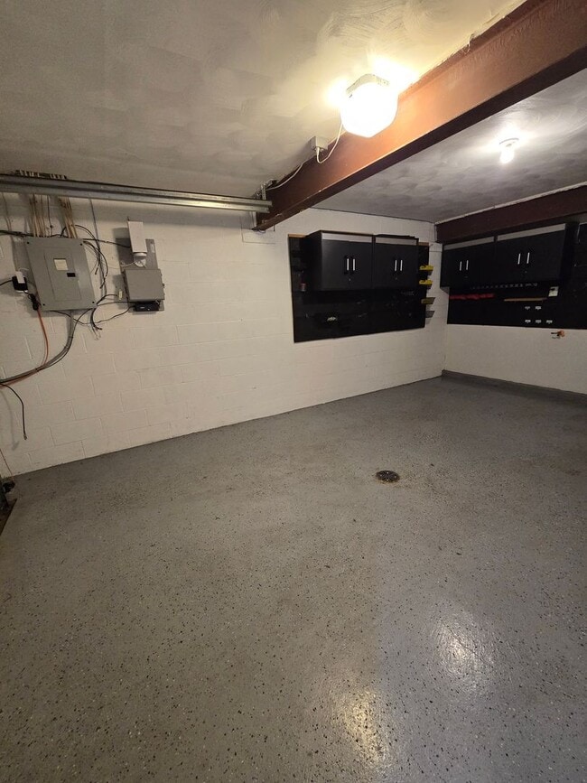 Building Photo - End Unit Townhouse - Plum School District ...