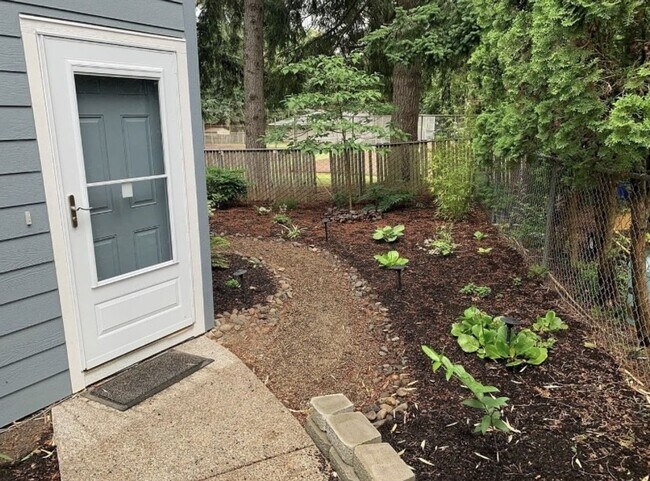 Foto del edificio - $1,850 - Two-Story, Two Bedrooms, One Bath Duplex, Close To Park, Ready To Lease