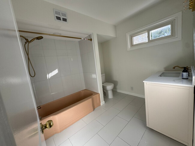 Building Photo - 709 W Glencoe Rd