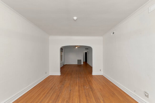 Building Photo - 1353 W Catalpa-2