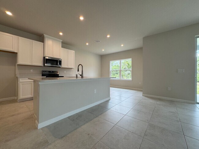 Foto del edificio - Brand-New 4BR Home with Tile Floors & Quar...