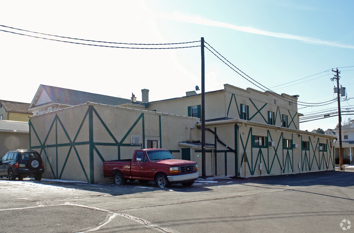 Building Photo - 422 Apartments
