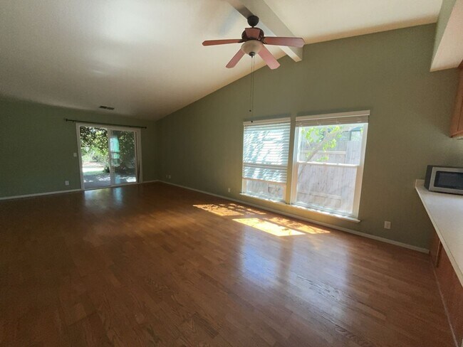 Foto del edificio - 3 Bedroom 1 bath Davis duplex in West Davis