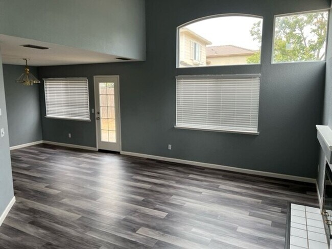 Building Photo - Gated Community in Elk Grove