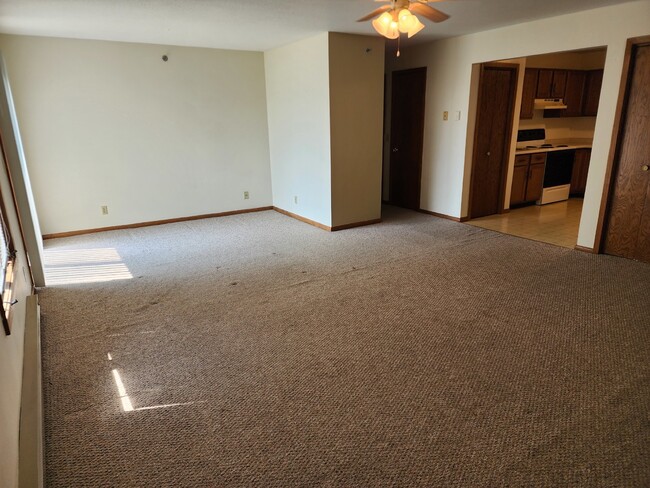 Building Photo - Large 2 Bedroom, 1 Bathroom Apartment with...