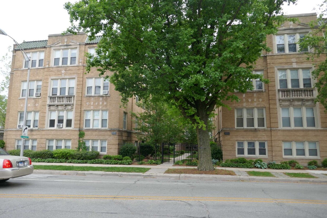 Foto principal - 2 Bedroom I bath Condo in Oak Park