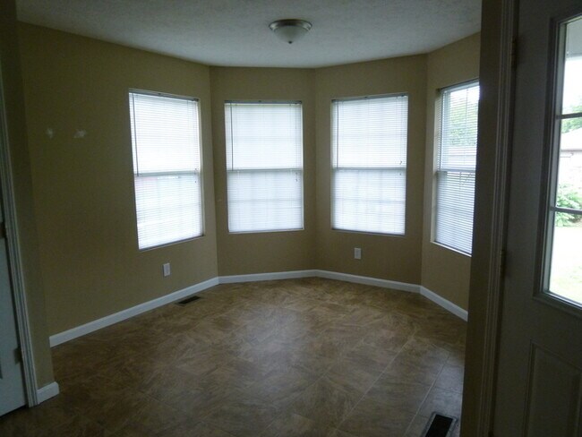 Foto del edificio - Open Concept 4 Bedroom Home & PETS WELCOME!!!