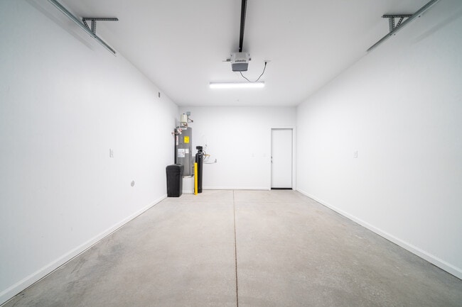 Building Photo - 2061 Magnolia Dr