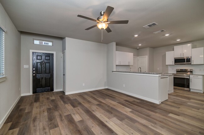 Building Photo - AVAILABLE NOW! GORGEOUS 3 BEDROOM DUPLEX L...