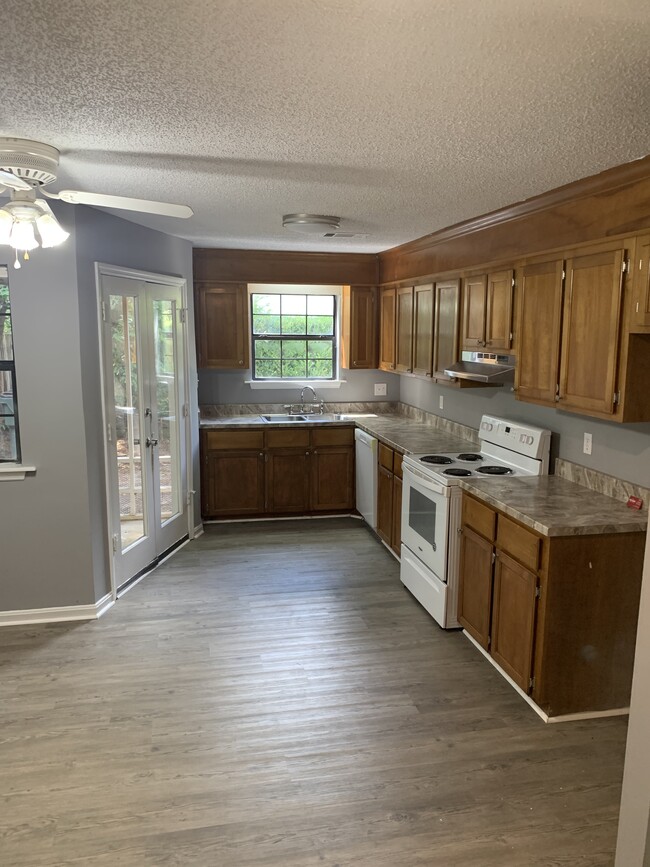 Building Photo - 636 Maplewood Dr
