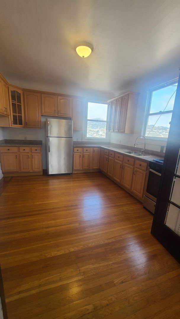Building Photo - Really nice classic Apt in trendy Mission....