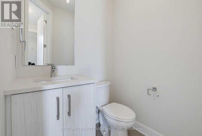 Building Photo - 499 Sophia Cres