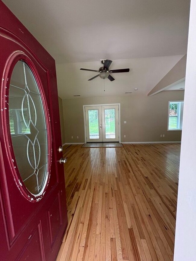 Building Photo - 3bdrm/1 bath - Lake Como