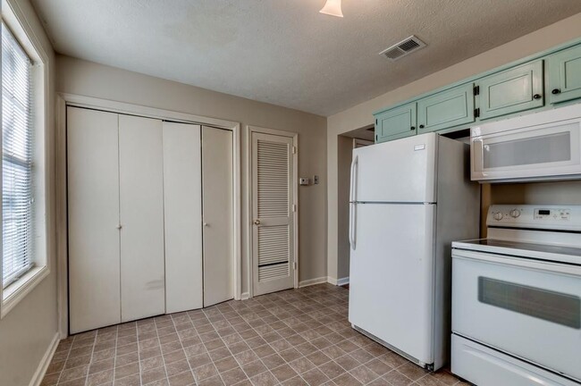 Building Photo - 4916 Olivia Dr