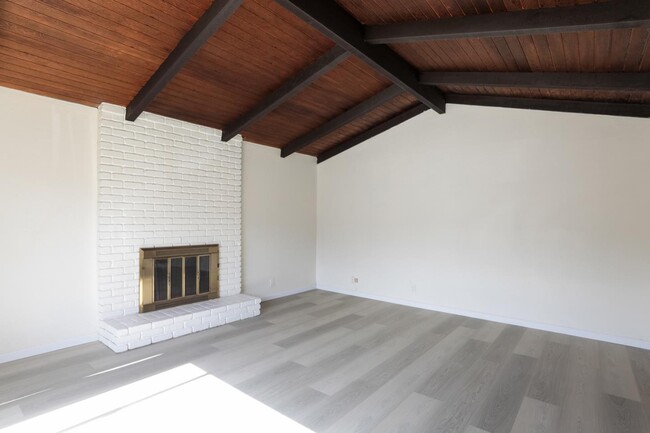 Building Photo - 705 Nido Dr