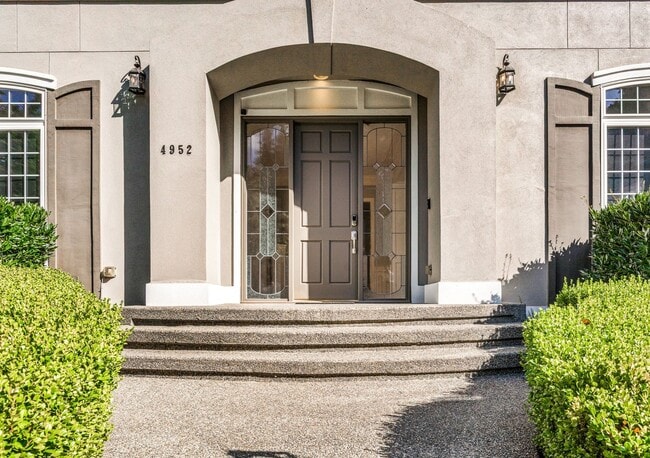 Foto del edificio - Luxury 4 bed 4 bath home in Lakemont, Bellevue
