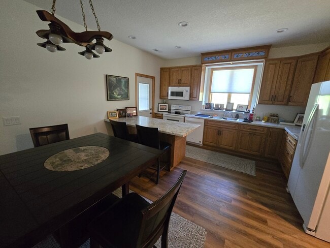 Building Photo - 171 W Cemetery Rd