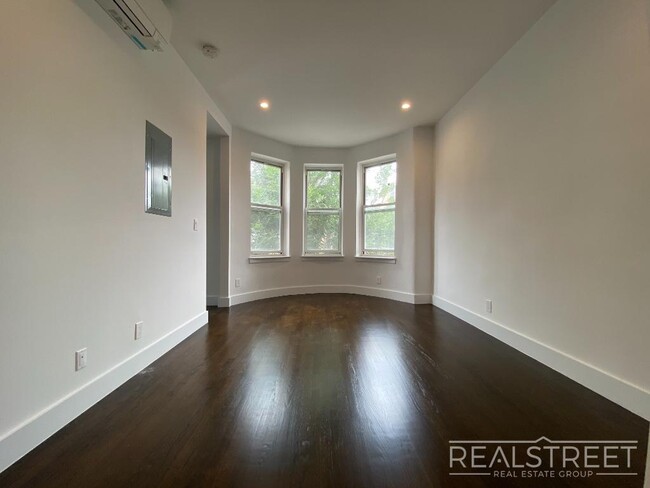 Foto del edificio - Stunning FLOOR THRU in Ridgewood Townhouse...