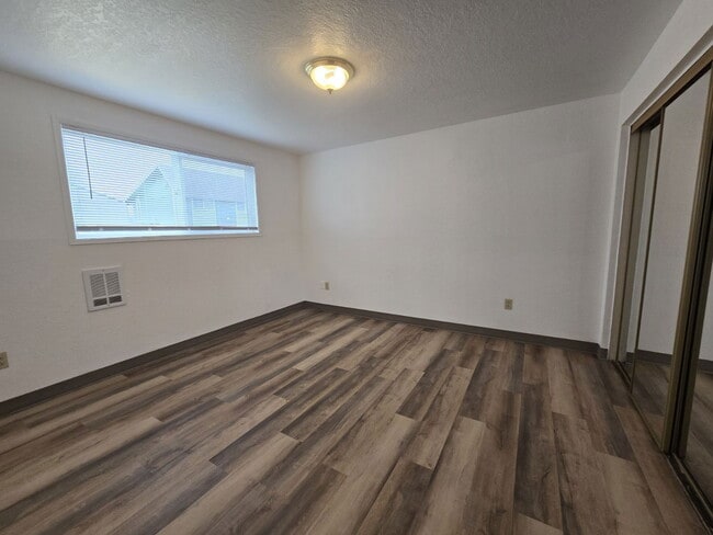 Building Photo - 146 NE Atkinson Ct