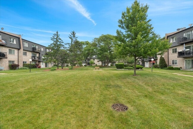 Building Photo - 9458 Bay Colony Dr