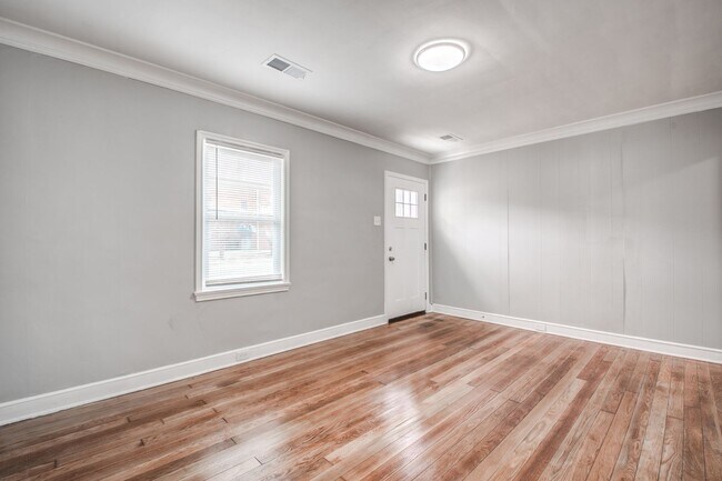 Building Photo - Renovated Home for Rent 5 Minutes From U o...