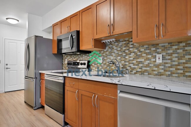 Building Photo - "Charming 1-Bedroom Condo in the Heart of Bellevue – Perfectly Cozy 422 Sq Ft Space!"