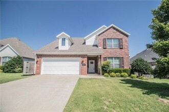 Building Photo - 4200 SW Hollyhock St