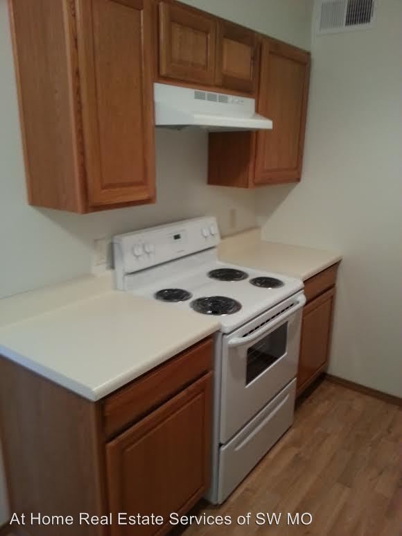 750 S Campbell Ave, Springfield, MO 65806 Room for Rent in