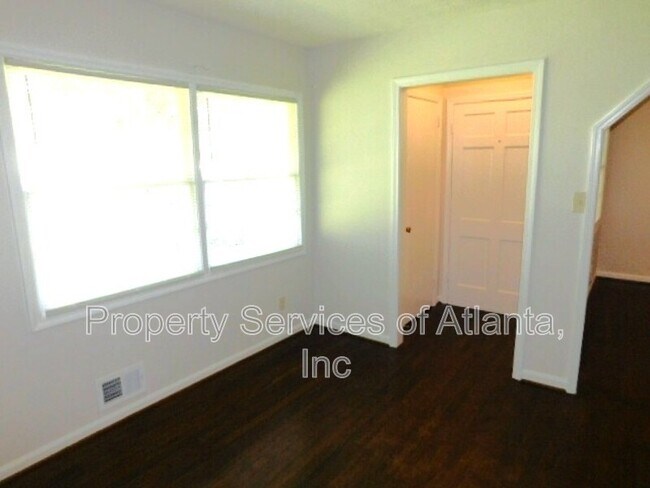 Foto del edificio - 879 Forest Ridge Dr SE