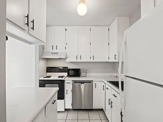 Foto del edificio - Cozy 2 Bed 2 Bath Condo Blocks from CSU Ca...