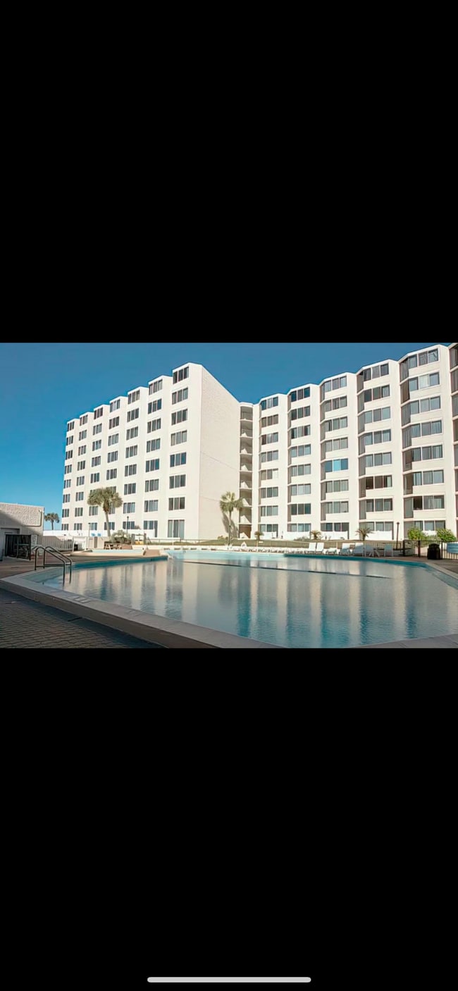 Building Photo - 8817 S Thomas Dr