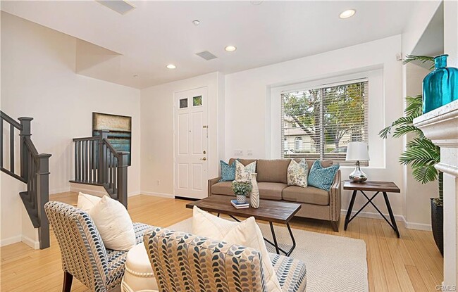 Building Photo - 5 Moonstone